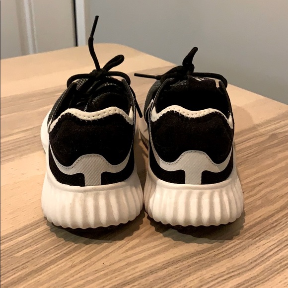 Adidas shoes size 7.5 - Picture 2 of 3